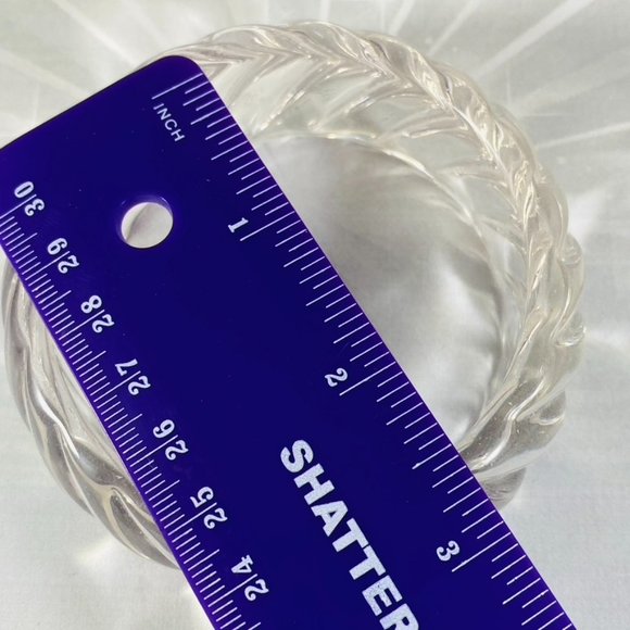 Swirled pattern clear lucite bangle bracelet in crystal clear vintage st… - Picture 4 of 4